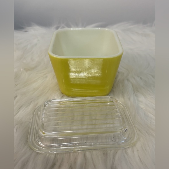 Antique Primary Yellow Glass Pyrex Storage Container - Picture 3 of 8